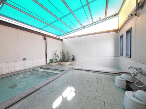 a bathroom with a swimming pool with two toilets at Hotel Route-Inn Hamamatsu Eki Higashi in Hamamatsu