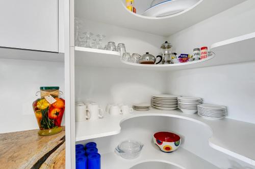 Una cocina o zona de cocina en Beachfront Apartments on Trinity Beach