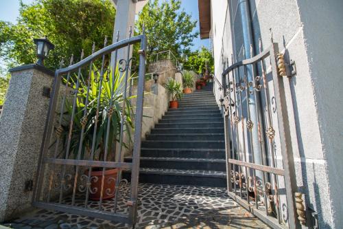 モスタルにあるBonita Apartmentsの門のある建物へ続く階段