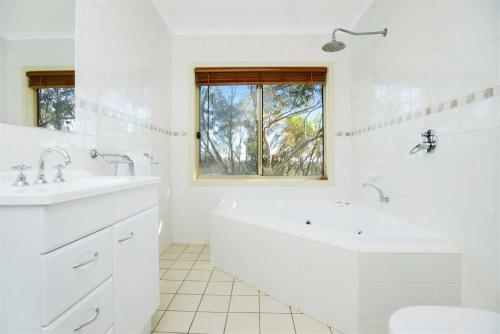 Ένα μπάνιο στο Shiraz Cottage at Allusion