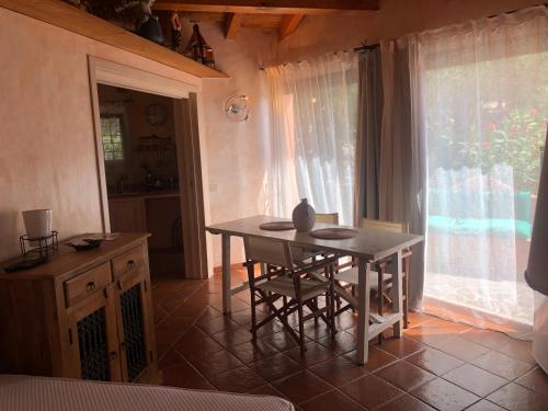 マリーナ・ディ・ポルティスコにあるSa Codinaの窓のある部屋(テーブル、椅子付)