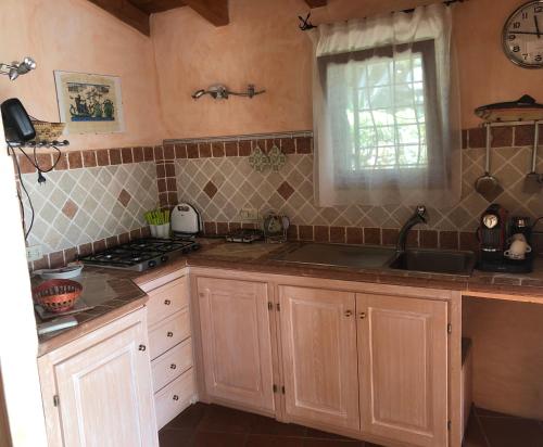 マリーナ・ディ・ポルティスコにあるSa Codinaのキッチン(木製キャビネット、シンク、窓付)
