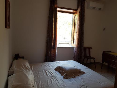 Letto o letti in una camera di abitazione bellavista