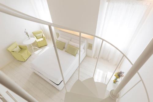 uma vista superior de uma sala de estar com mobiliário amarelo e branco em B&B Di Charme Le Contrade em Santarcangelo di Romagna