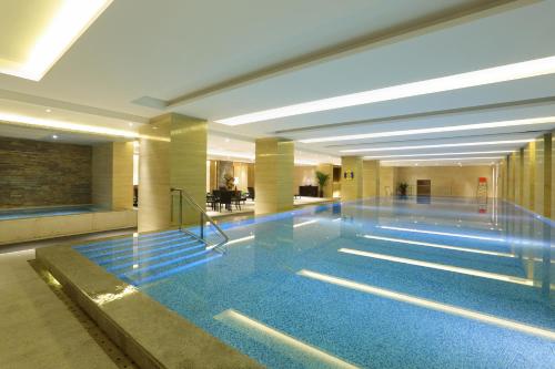 ein großer Pool in einem Gebäude mit Pool in der Unterkunft Lee Garden Service Apartment in Peking