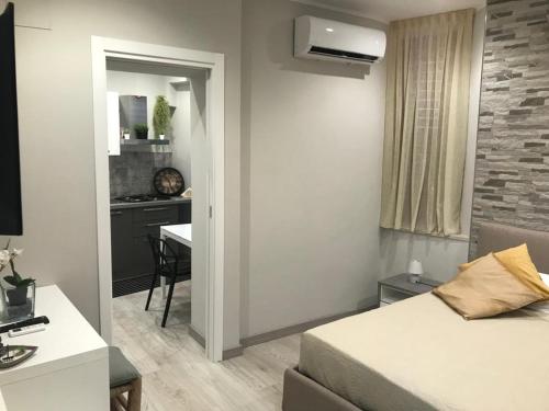 Habitación pequeña con cama y cocina en TaoZen Apartments, en Taormina