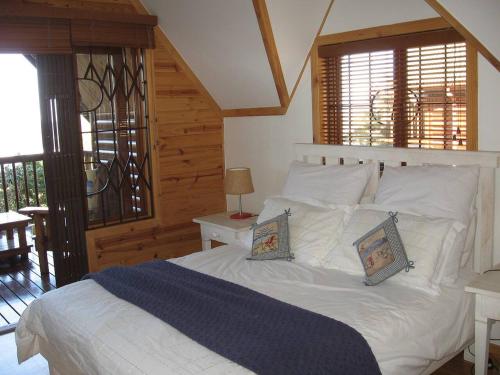 Un pat sau paturi într-o cameră la Forest Homes 24