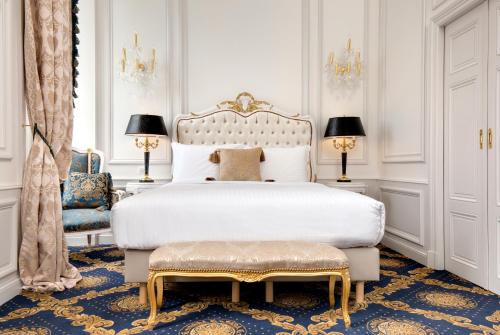 A bed or beds in a room at Alexandra Palace - La Maison Younan