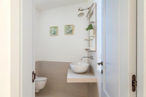 y baño con lavabo y aseo. en HelloAPULIA - Panoramic Trullo Blue Ocean View, en Monopoli