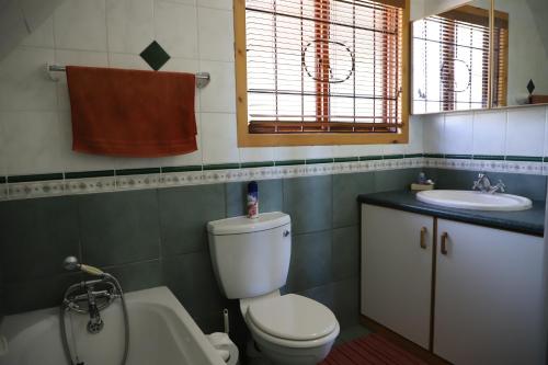 La salle de bains est pourvue de toilettes et d'un lavabo. dans l'établissement Forest Homes 24, à Palm Beach