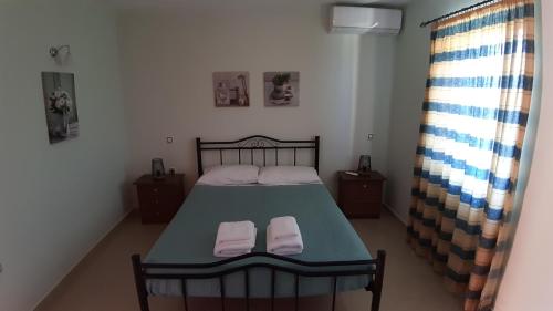 ein Schlafzimmer mit einem Bett mit zwei Handtüchern darauf in der Unterkunft House of Light in Sitia
