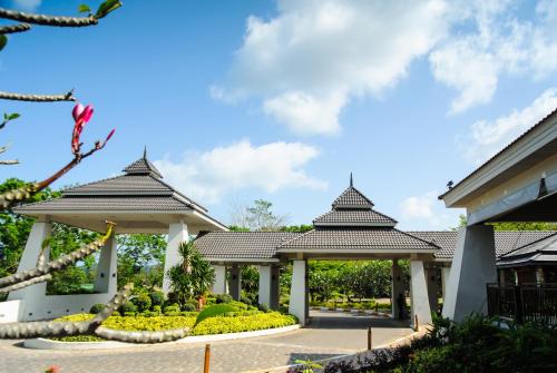 a view of the gazebos at a resort at The Nouveau Chumphon Beach Resort And Golf in Chumphon