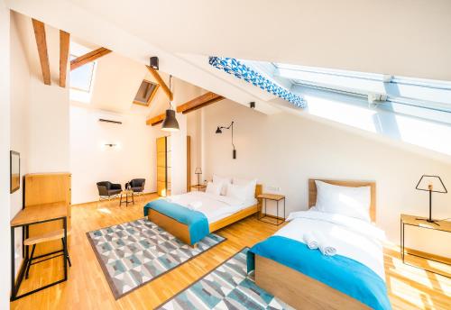 een slaapkamer op zolder met 2 bedden en een trap bij 5BR+3.5BT Wilson Central apt. in Praag