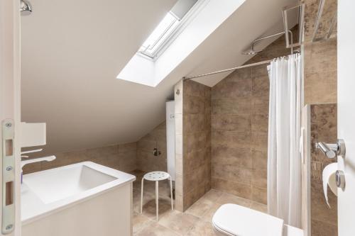 La salle de bains est pourvue d'un lavabo et d'une douche. dans l'établissement Kuća Redini, à Sutivan