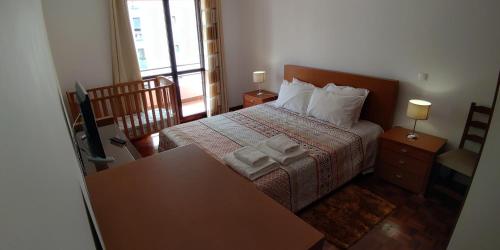 um quarto com uma cama com duas toalhas em Jardins Piornais Funchal Apartment no Funchal