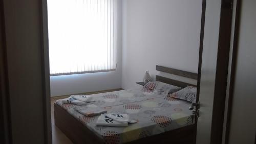 een slaapkamer met een bed met handdoeken erop bij MARINA REZIDENCE *** in Kavarna