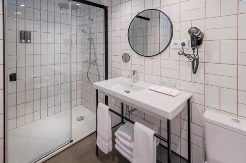 een badkamer met een wastafel, een douche en een spiegel bij GHT Miratge - Only Adults 18 and up in Lloret de Mar