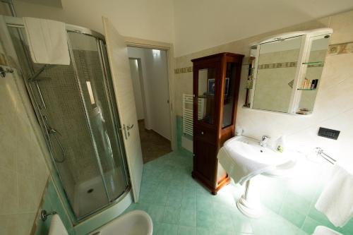 un baño con lavabo y ducha en Sicilia Case Vacanze, en Balestrate