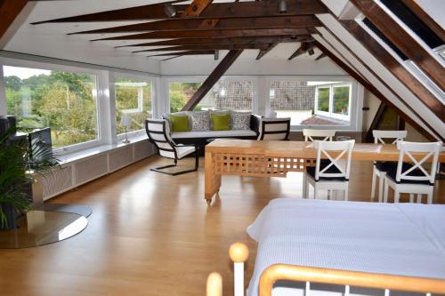 ein Wohnzimmer mit einem Bett und einem Tisch in der Unterkunft Ferienwohnung im Auetal - Wohnung I in Hanstedt