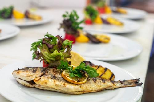 Makanan di atau berdekatan hotel