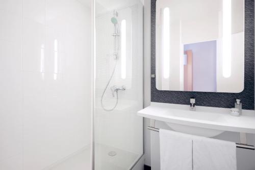 
A bathroom at ibis Annecy Centre Vieille Ville
