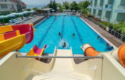 Kolam renang di atau dekat dengan Grand Belish Hotel