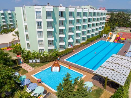 Kolam renang di atau dekat dengan Grand Belish Hotel