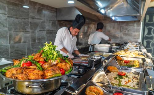 Makanan di atau berdekatan hotel
