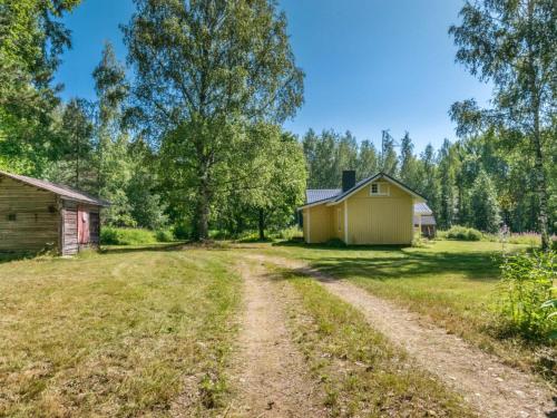 un camino de tierra que conduce a una casa y un granero en Holiday Home Rauhalinna by Interhome en Paatela