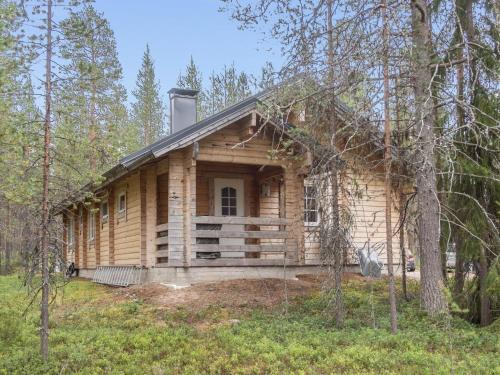 a log cabin in the woods with trees at Holiday Home Oivangin siesta by Interhome in Nissi