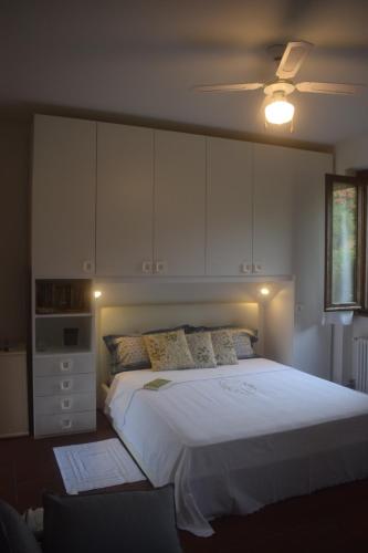 una camera da letto con un grande letto con armadi bianchi di Landscapesilvia PT Terra a Menaggio