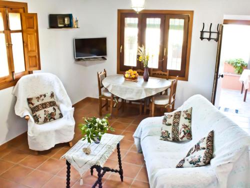 オルヒバにあるHoliday Home El Cerrillo - Cerro Negro by Interhomeのリビングルーム(ソファ、テーブル付)
