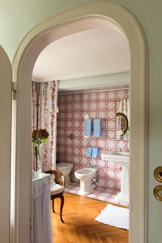 a bathroom with a toilet and a sink at Villa il Galero in Asolo