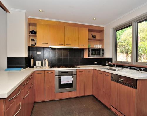 
A kitchen or kitchenette at Pure Gold - Heritage 2 bedroom terraced cottage

