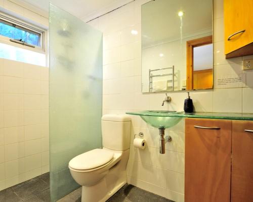 Ένα μπάνιο στο Pure Gold - Heritage 2 bedroom terraced cottage