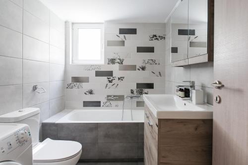 Koupelna v ubytování Bright 2BD Apartment in Psychiko by UPSTREET