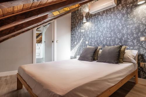 1 dormitorio con 1 cama grande y pared en BNBHolder The Austrias Area II en Madrid