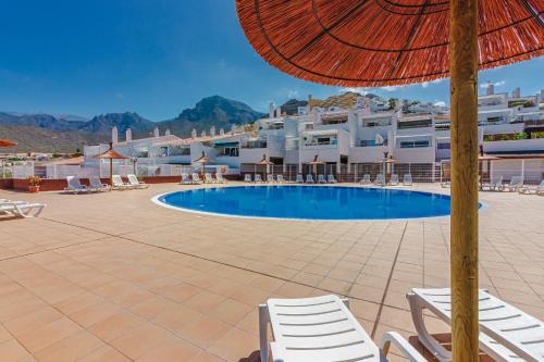 Bazén v ubytování Apartment with ocean view in Costa Adeje nebo v jeho okolí