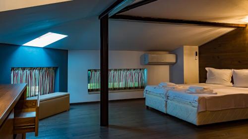 1 dormitorio con cama y pared azul en Villa Heaven Hills, en Tsŭrkva
