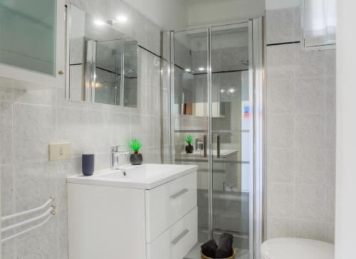 une salle de bain blanche avec un lavabo et une douche dans l'établissement #23 Henry IV Vue Panoramique Mer AC & Bright, à Nice