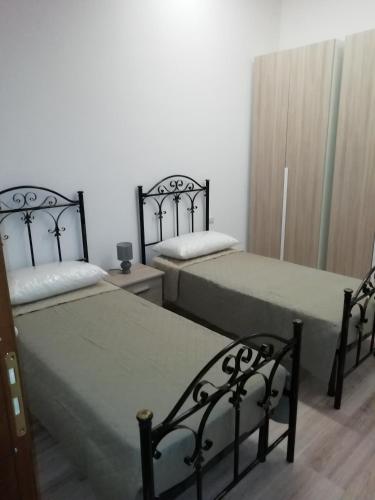 two beds sitting next to each other in a room at B&B Belle Donne in Palazzo San Gervasio