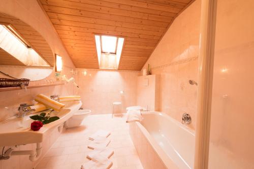 La salle de bains est pourvue d'une baignoire, de toilettes et d'un lavabo. dans l'établissement Villa Rier, à Alpe di Siusi