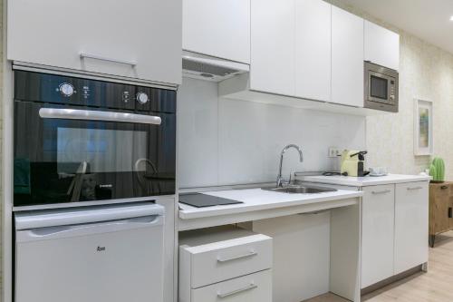Η κουζίνα ή μικρή κουζίνα στο BMA by Forever Rentals