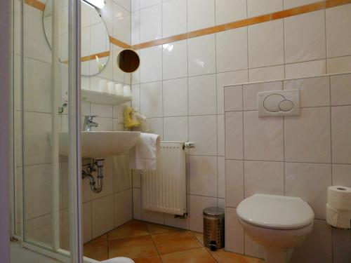 فندق - مطعم ويرنيثز لاندغاستهوف هيرشين في رينهاوسن: حمام صغير مع مرحاض ومغسلة