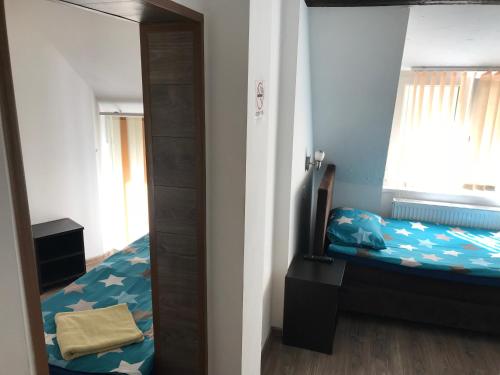 ein Schlafzimmer mit einem Etagenbett und einem Spiegel in der Unterkunft Pension Haus Baron 2 Friedrichsfeld in Edingen-Neckarhausen