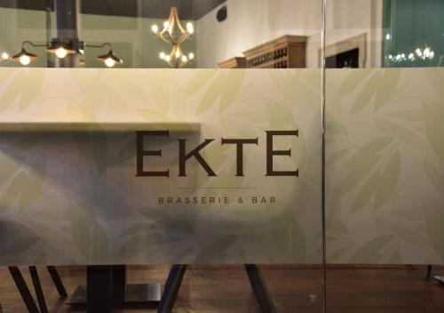 a glass table with the words elite on it at Hotel Schaumburg in Holstebro