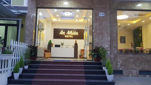 An Nhien Hotel في دالات: مدخل إلى فندق مختلط مع سلالم في الأمام