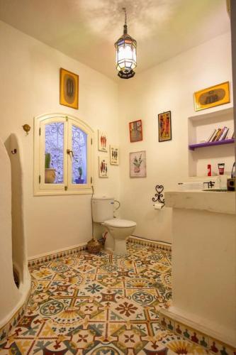 シェフシャウエンにあるAfra Houseのトイレと窓のあるバスルーム