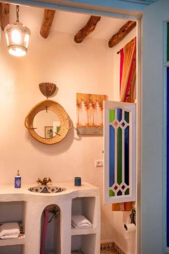 シェフシャウエンにあるAfra Houseの洗面台と鏡のあるバスルーム