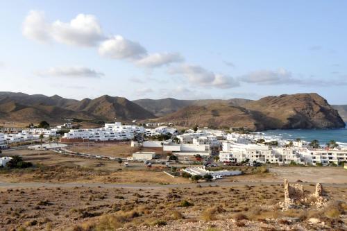 a small town on the side of a mountain at Moderno apartamento con vistas al mar in Las Negras